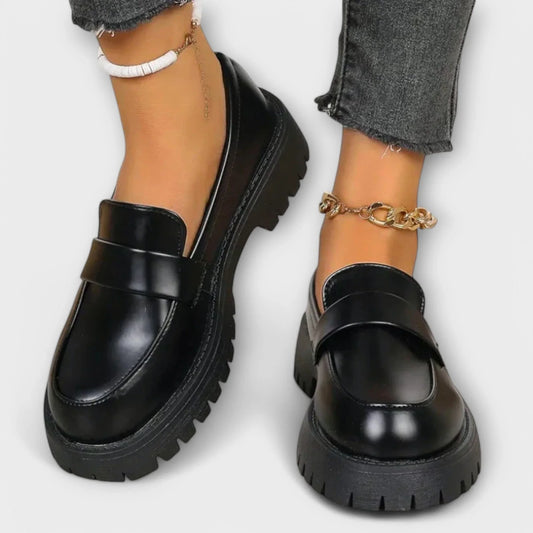 Women's faux leather loafers with chunky lug sole – Black