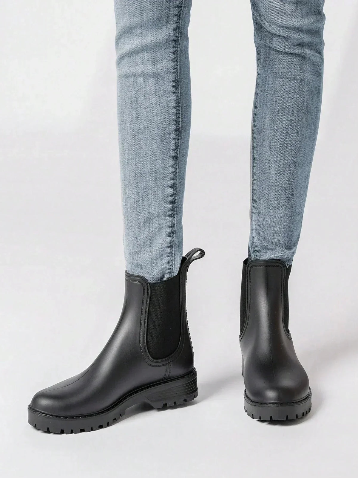 Women's waterproof Chelsea rain boots with matte finish – Black