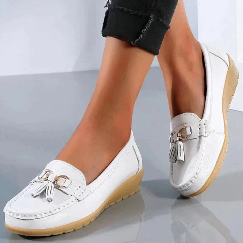 Women's flat moc-toe tassel loafers with tone buckle – White