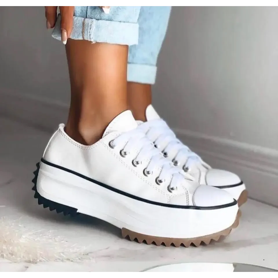 Women's low-top platform sneakers with lace-up front and chunky lugged sole