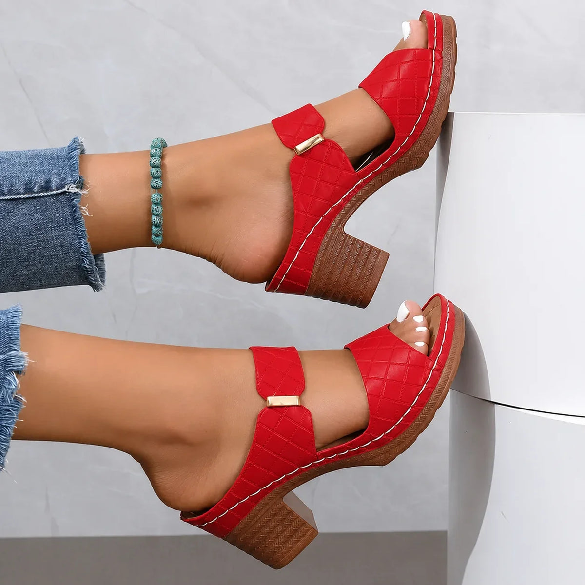 Women's comfort cushioned platform block-heel sandals with quilted design