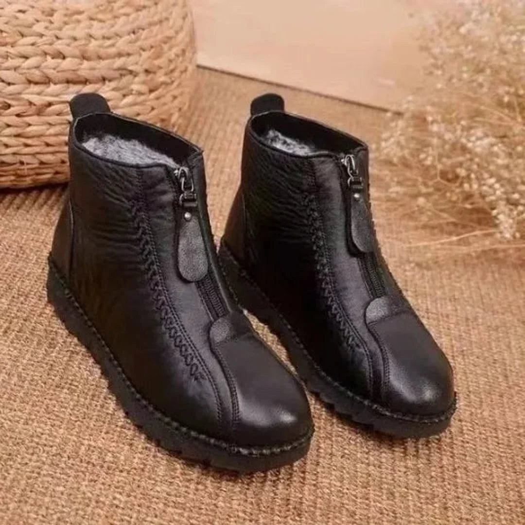 Women's fleece-lined leather ankle boots with zip closure – Black