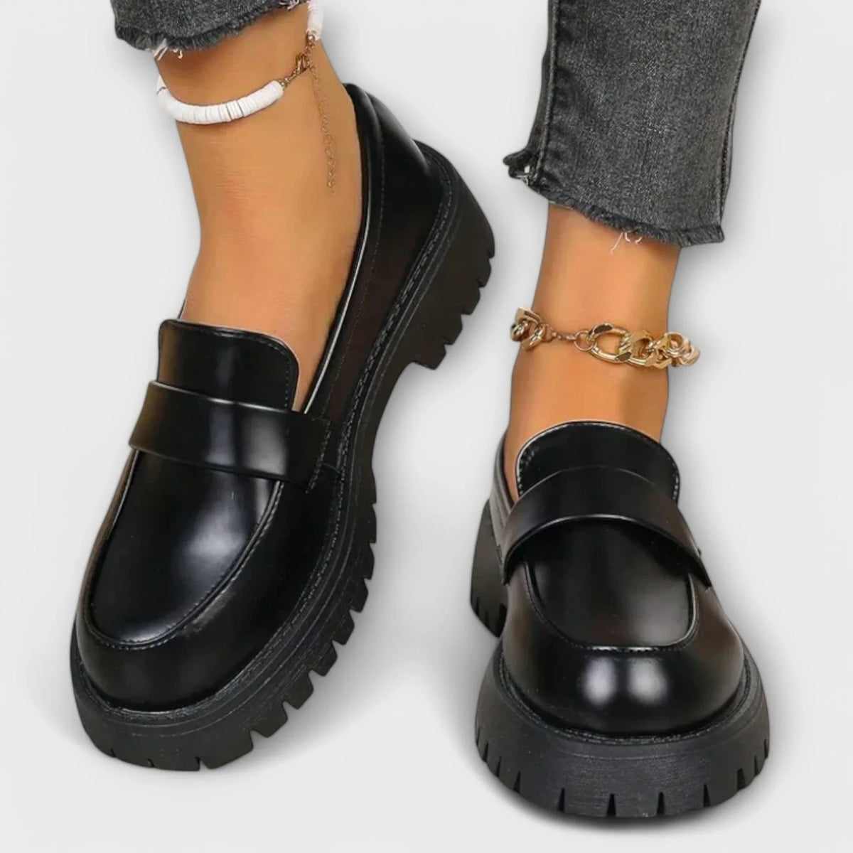 Women's faux leather loafers with chunky lug sole – Black