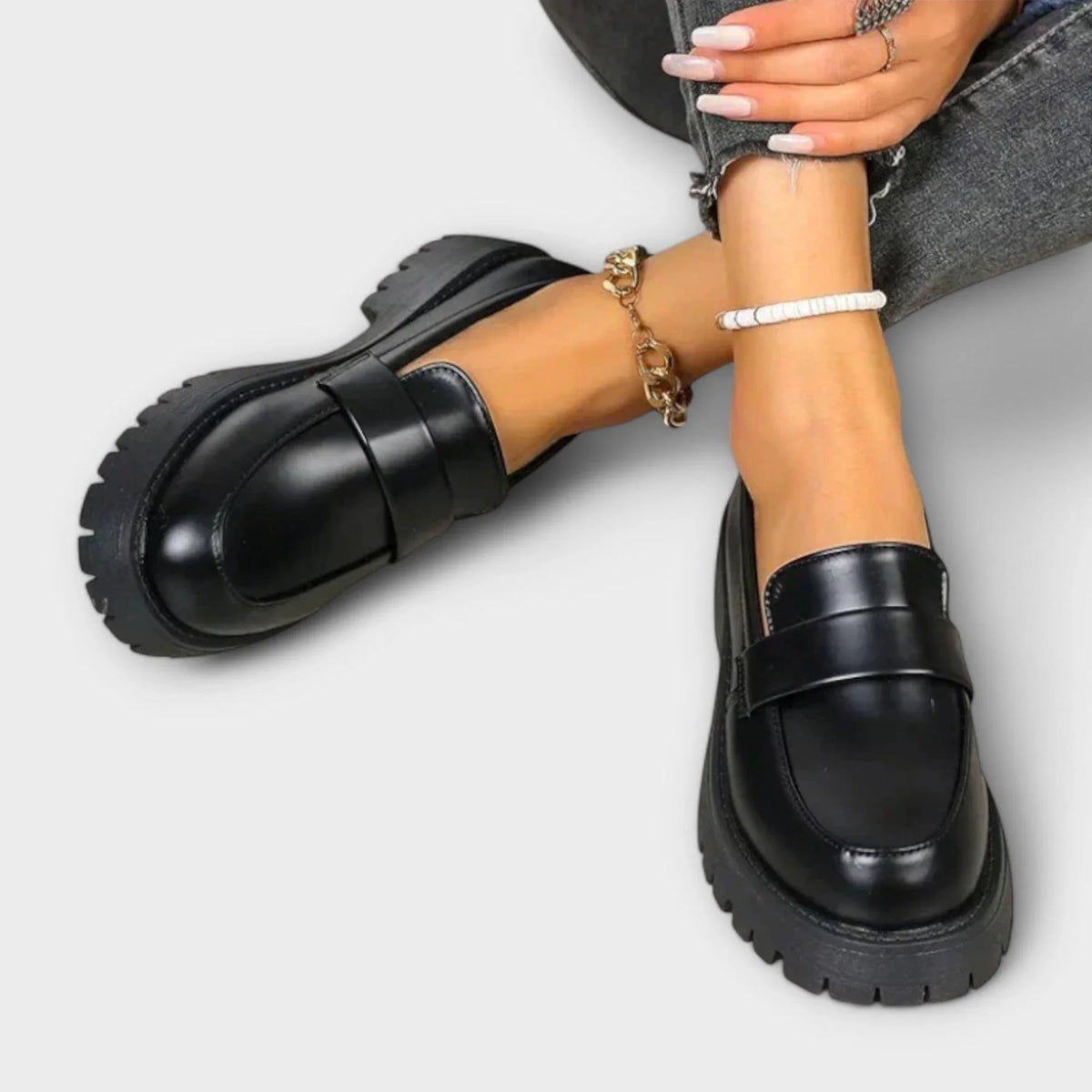 Women's faux leather loafers with chunky lug sole – Black