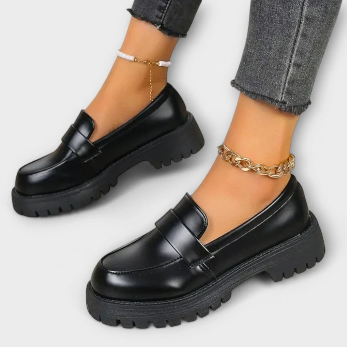 Women's faux leather loafers with chunky lug sole – Black