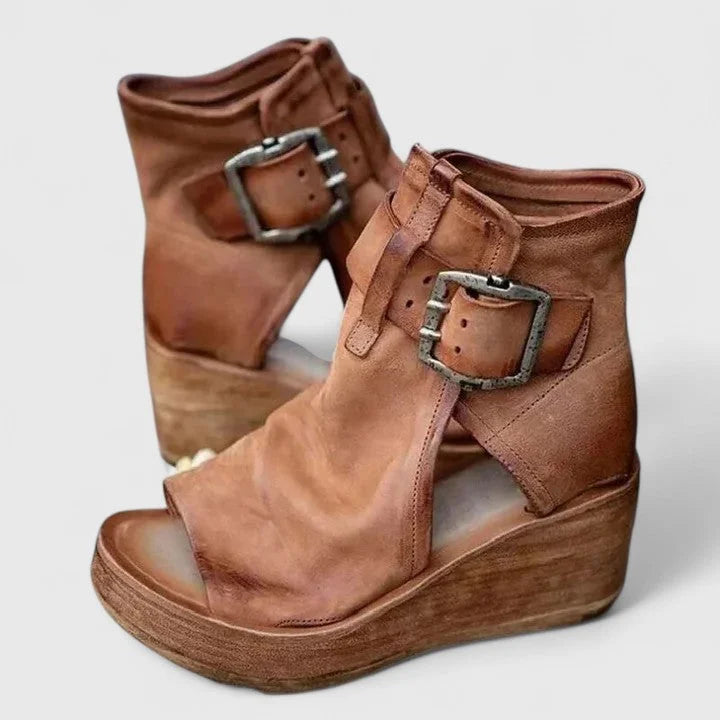 Women's comfort boots with sturdy grip sole and classic silhouette – Brown