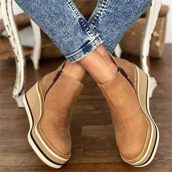 Women's slip-on Chelsea boots with platform sole