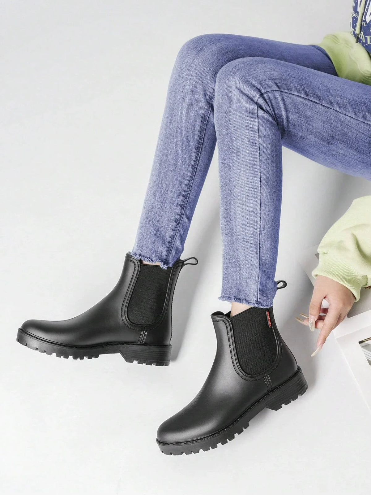 Women's waterproof Chelsea rain boots with matte finish – Black