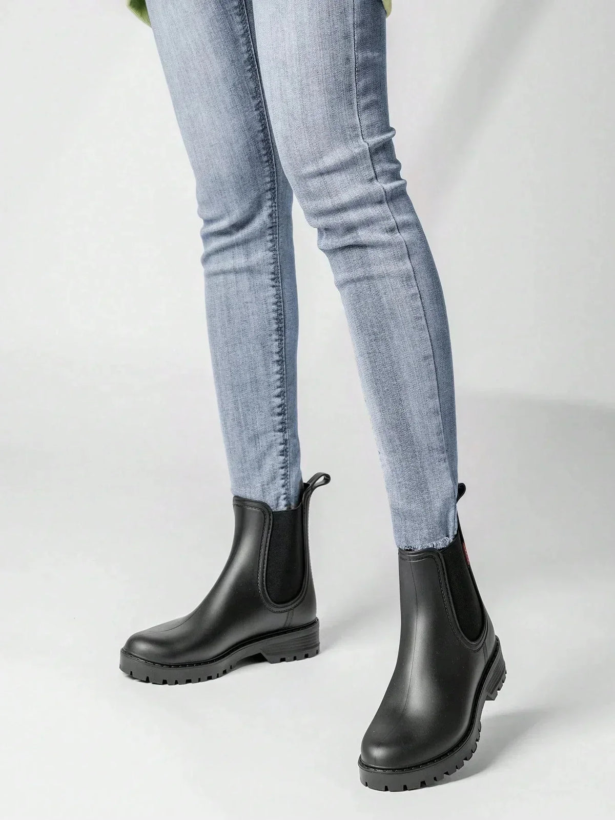 Women's waterproof Chelsea rain boots with matte finish – Black
