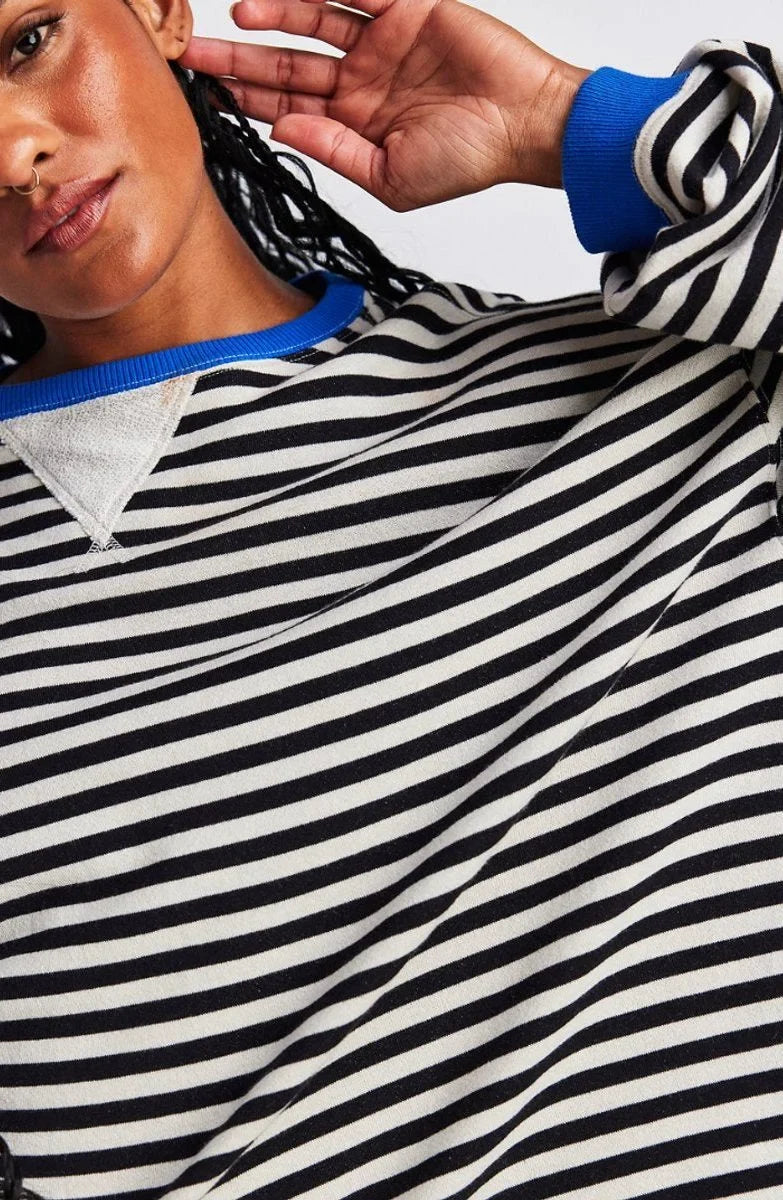 Women's striped oversized pullover sweater with long sleeves