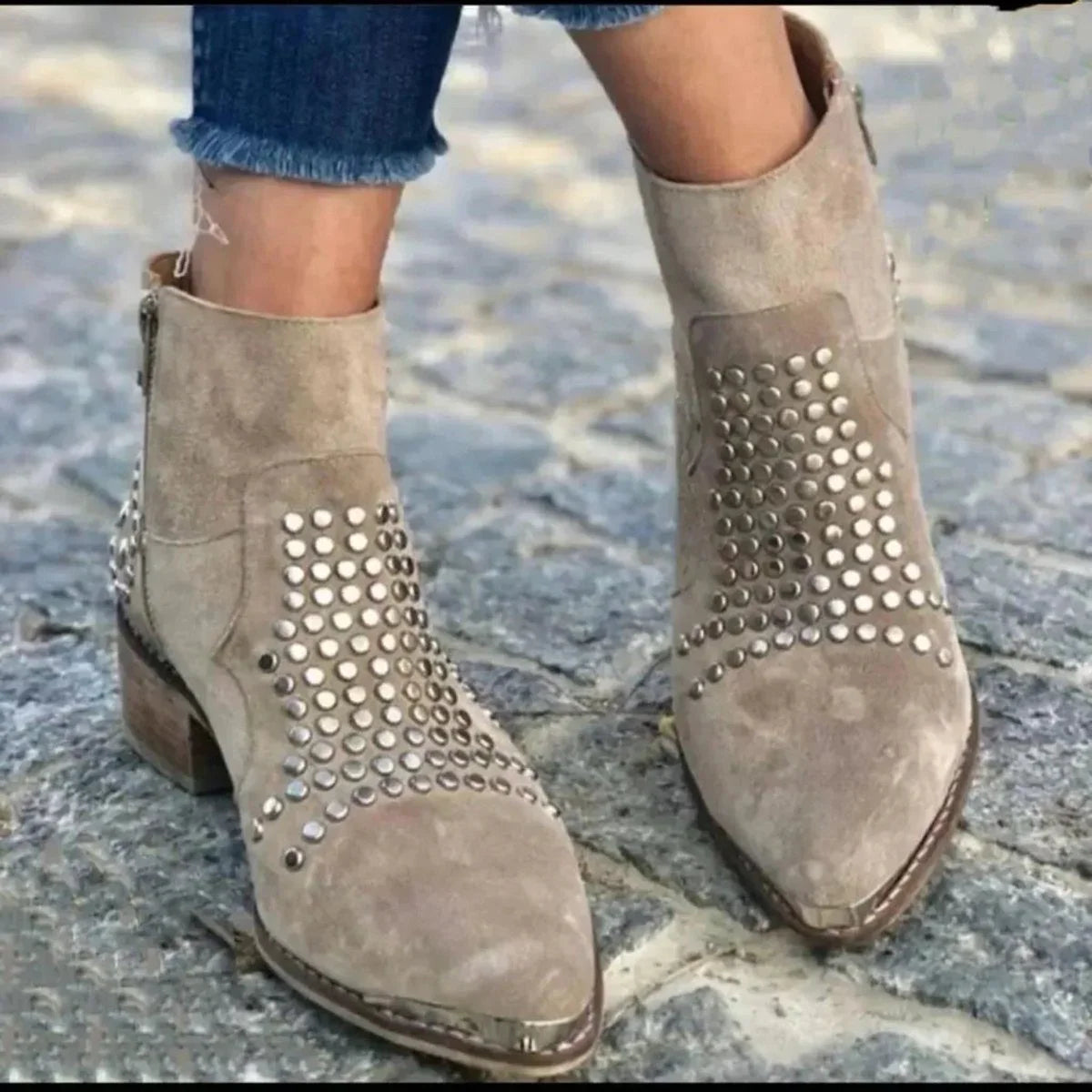 Women's suede ankle boots with stud detail and block heel – Beige