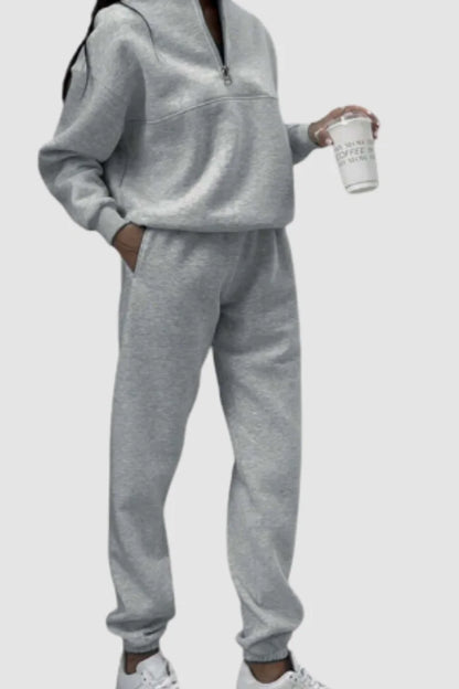 Women's jumper and trousers set with zip-up collar and relaxed fit – Light Grey