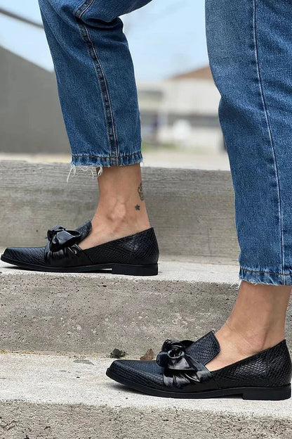 Women's bow slip-on loafers with d'orsay-cut and pointed-toe – Black