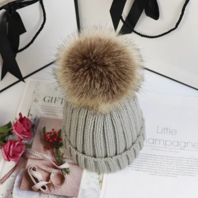 Women's cozy knit sweater-style beanie with faux fur pom – Light Grey