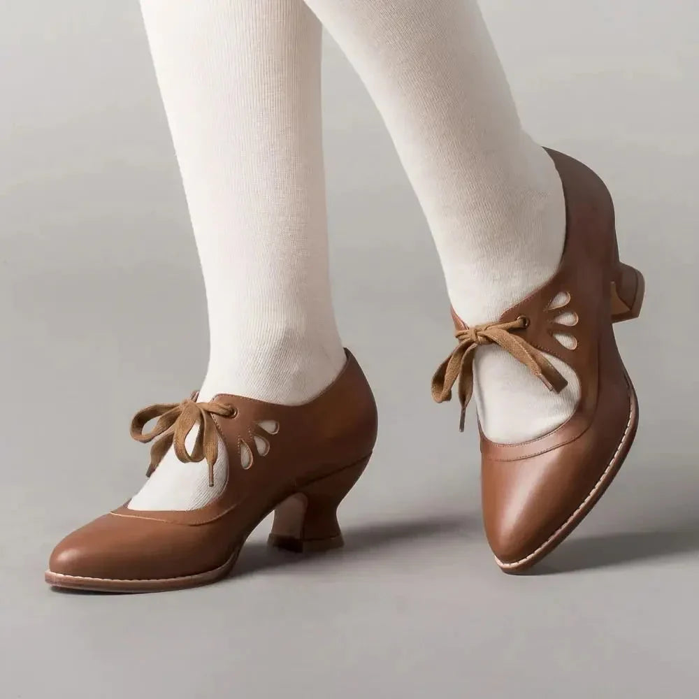 Women's leather Mary-Jane style pumps with cut-out lace-up ties – Brown