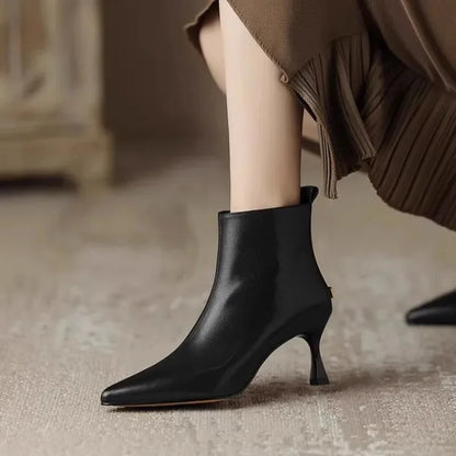 Women's leather pointed-toe kitten-heel ankle boots with zipper – Black