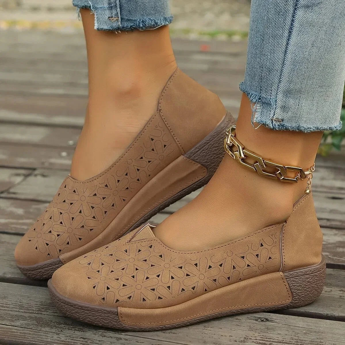 Women's perforated platform slip-on loafers with sole – Light Brown