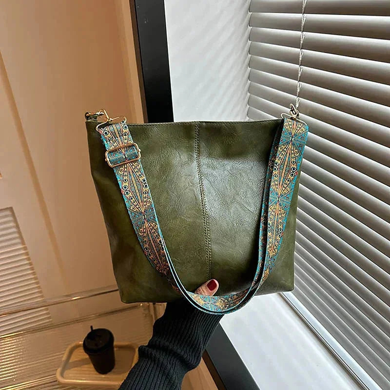 Women's faux-leather hobo bag with bohemian-patterned wide strap – Green