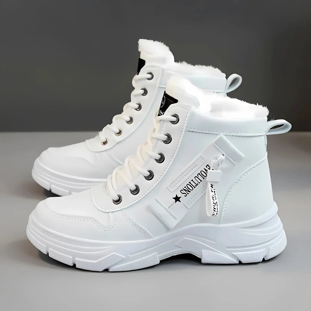 Women's comfort chunky-sole boots with faux-fur lining and lace-up front – White