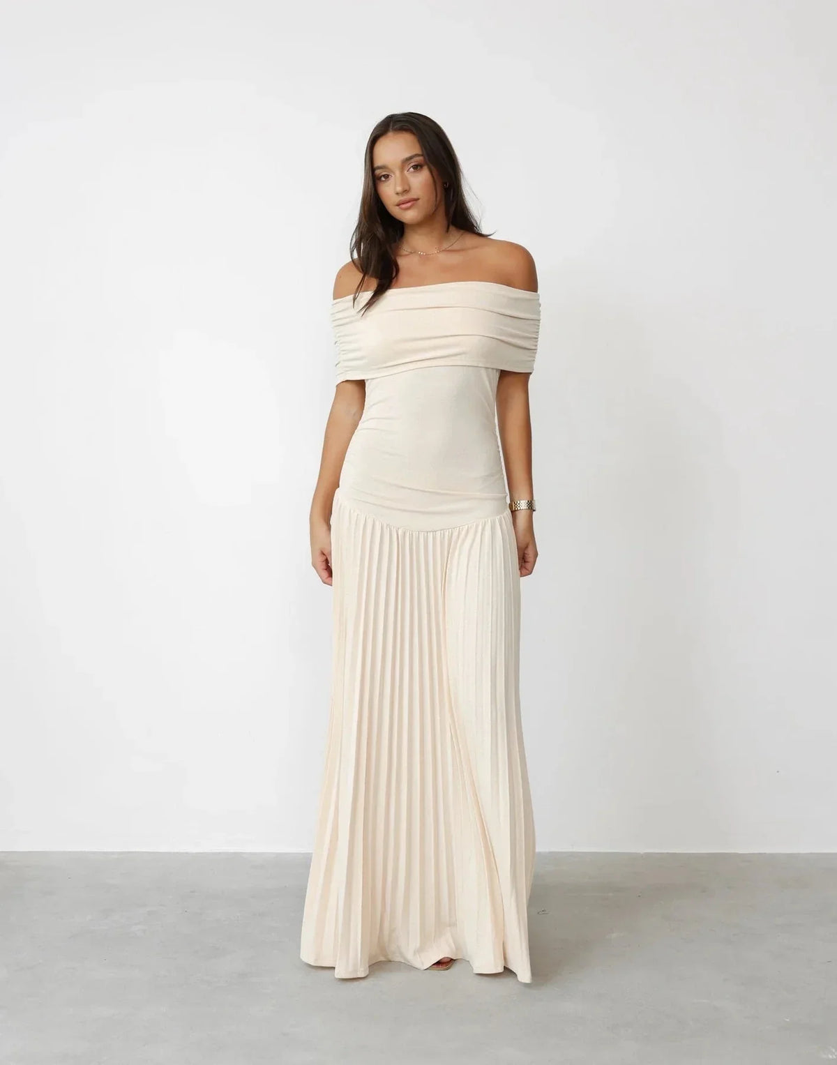 Women's flowy summer maxi dress with off-shoulder neckline and pleated skirt – Cream