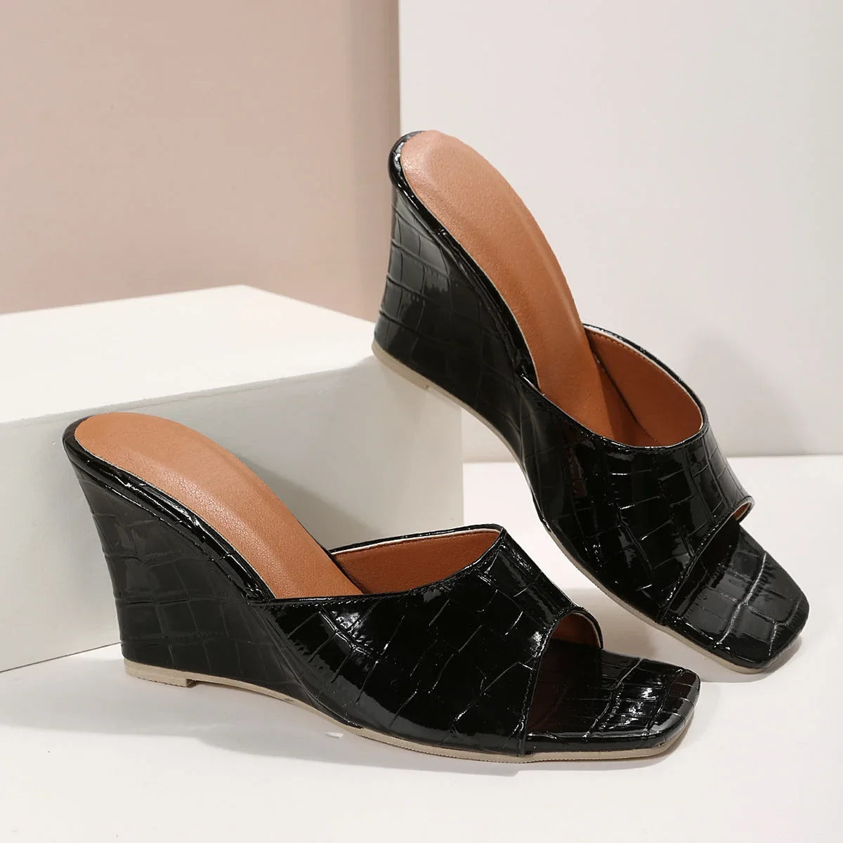 Women's crocodile-embossed leather wedge sandals with open square-toe – Black