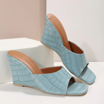 Women's crocodile-embossed leather wedge sandals with open square-toe – Blue