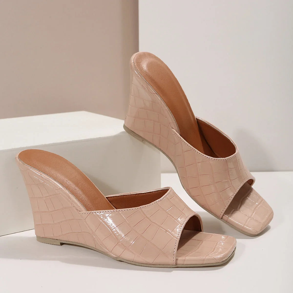 Women's crocodile-embossed leather wedge sandals with open square-toe – Nude