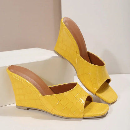 Women's crocodile-embossed leather wedge sandals with open square-toe – Yellow