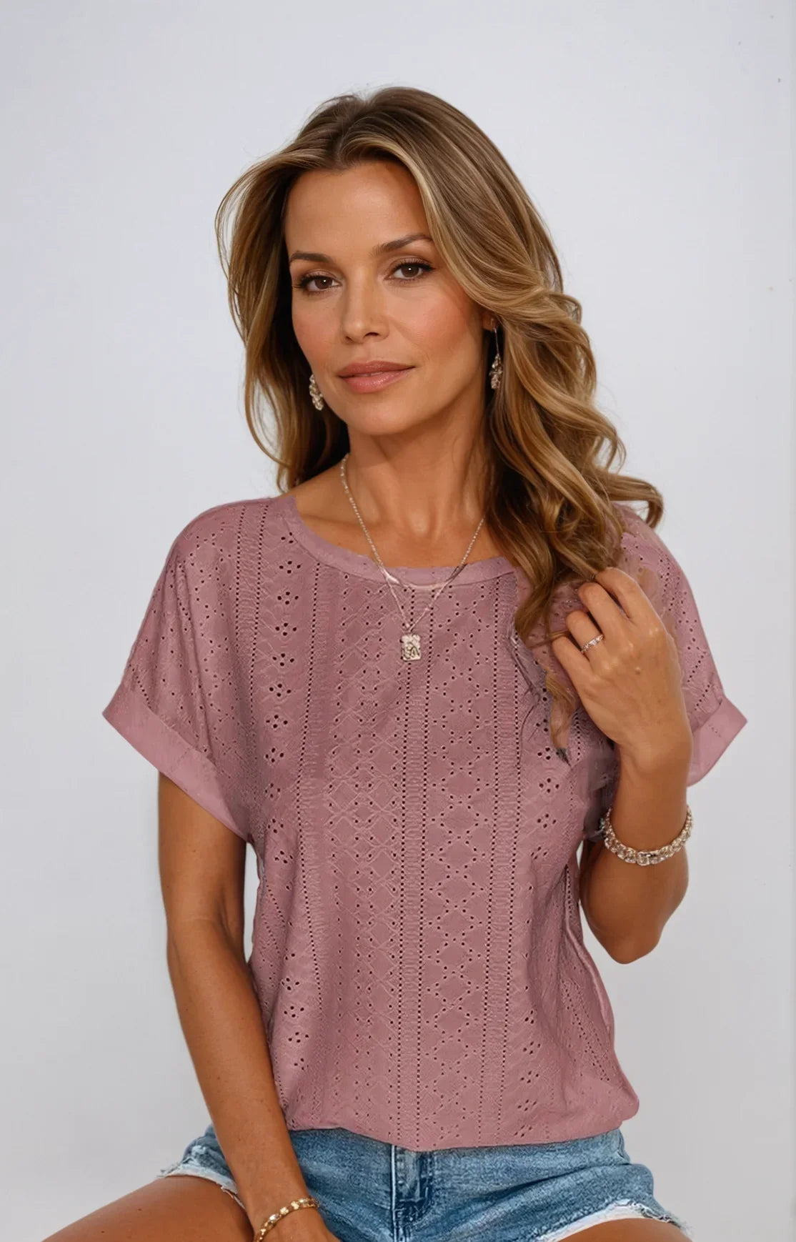 Women's eyelet short-sleeve top with crew-neck and cuffed sleeves – Light brown
