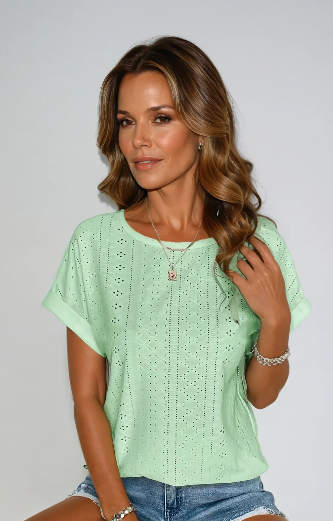 Women's eyelet short-sleeve top with crew-neck and cuffed sleeves – Light green