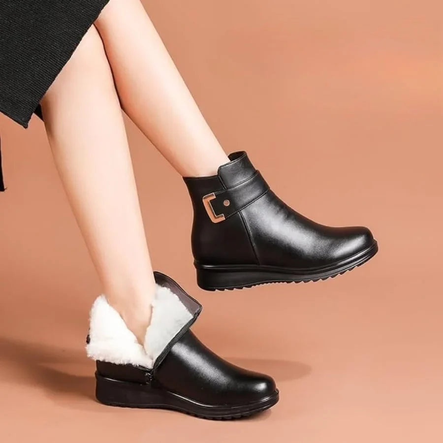 Women's faux-leather faux-fur-lined ankle boots with zipper and buckle – Black