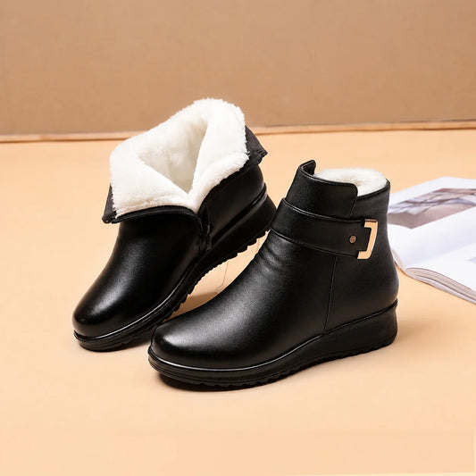 Women's faux-leather faux-fur-lined ankle boots with zipper and buckle – Black