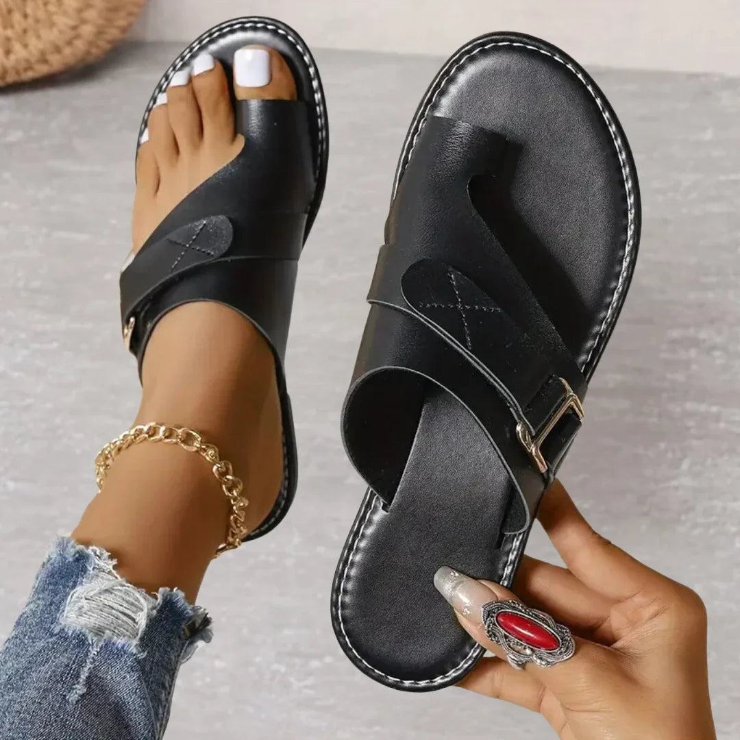 Women's faux leather comfort cushioned sandals with toe-loop and adjustable buckle strap – Black