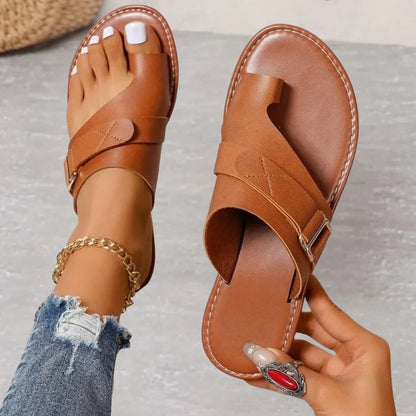 Women's faux leather comfort cushioned sandals with toe-loop and adjustable buckle strap – Brown