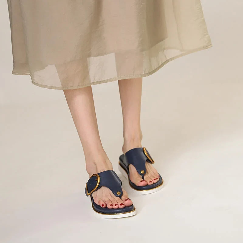Women's faux leather thong-toe flat platform sandals with buckle