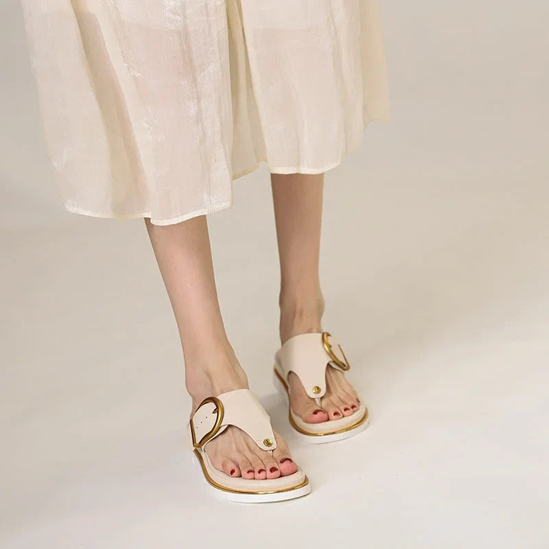 Women's faux leather thong-toe flat platform sandals with buckle