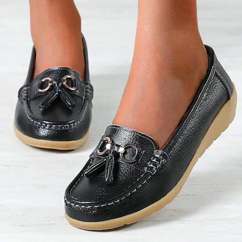 Women's flat moc-toe tassel loafers with tone buckle – Black