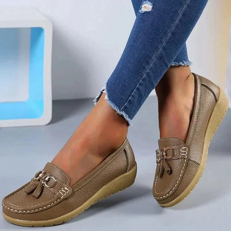 Women's flat moc-toe tassel loafers with tone buckle – Brown