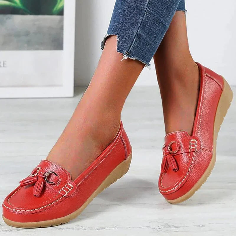 Women's flat moc-toe tassel loafers with tone buckle – Red