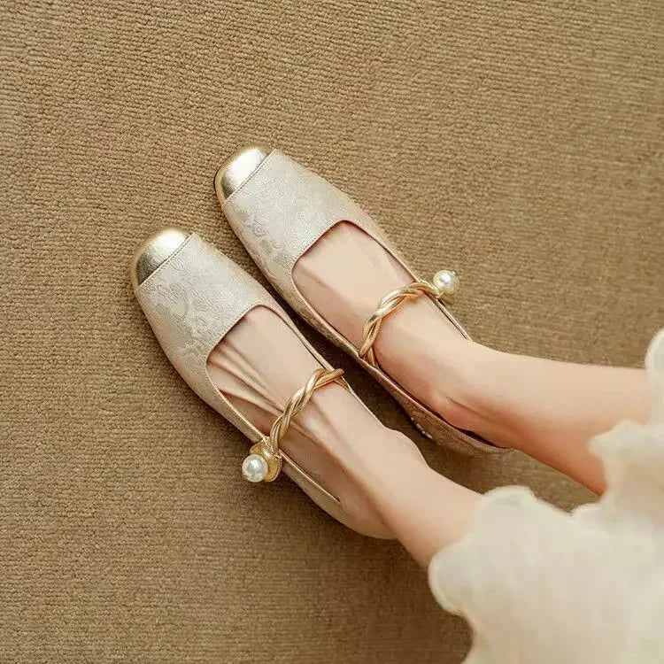 Women's floral jacquard Mary Jane shoes with pearl strap and glitter block heel – Beige