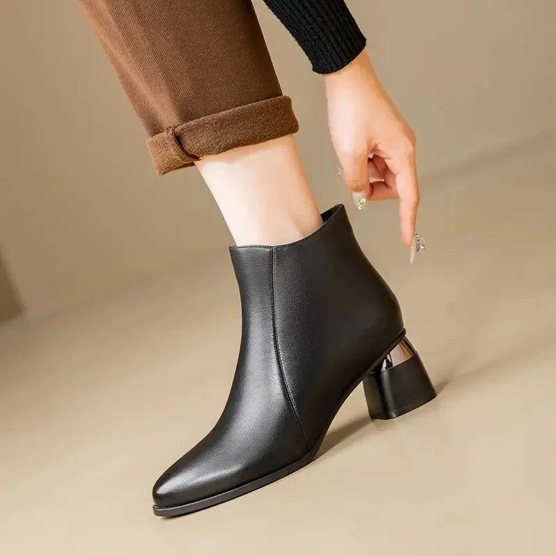 Women's leather ankle boots with pointed toe and metallic block heel – Black