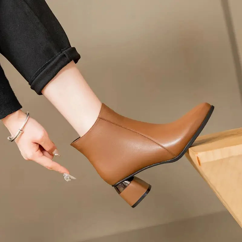 Women's leather ankle boots with pointed toe and metallic block heel – Brown