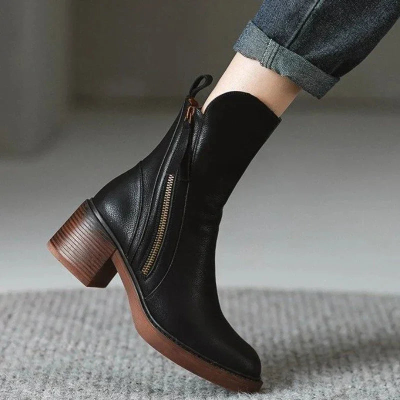 Women's leather chunky-heel ankle boots with side zipper closure – Black