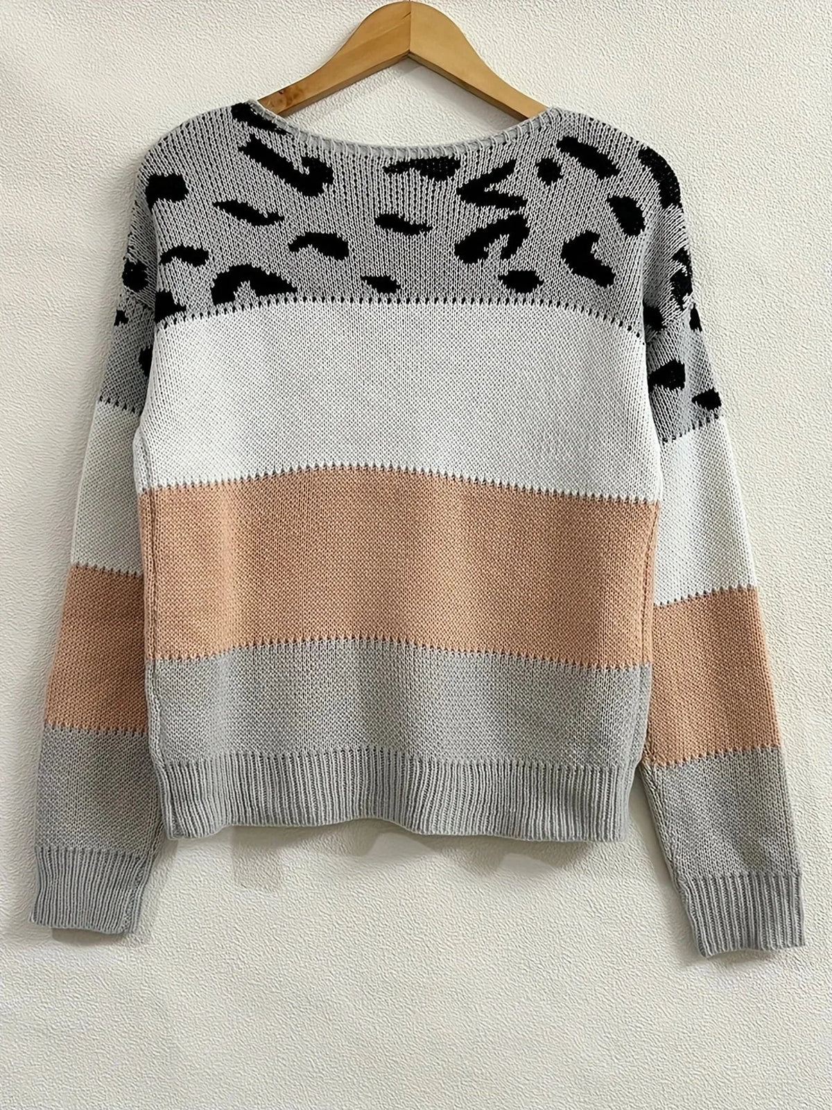 Women's leopard print color-block knit sweater with round neck long sleeves