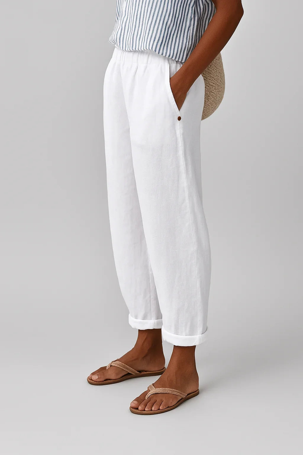 Women's linen relaxed fit cropped pants with elastic waist and side pockets – White