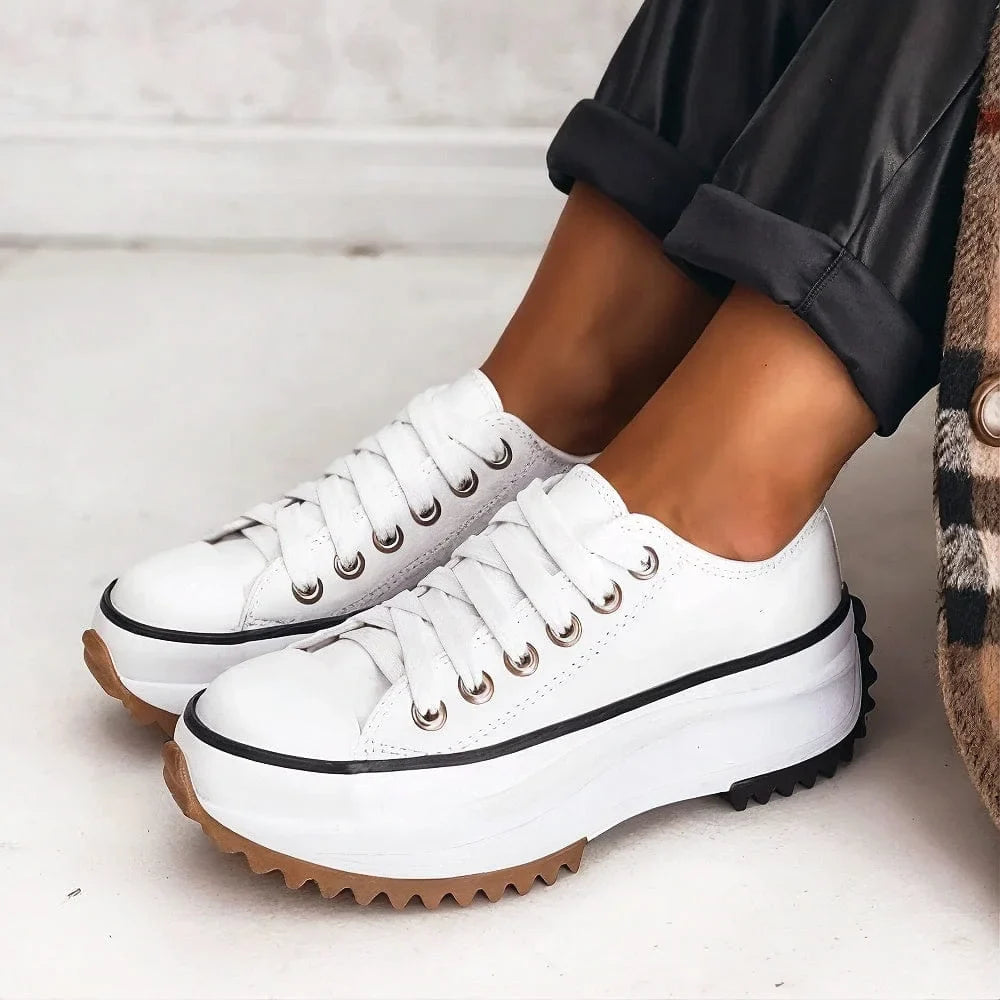 Women's low-top platform sneakers with lace-up front and chunky lugged sole – Alpine White