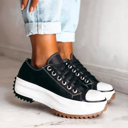 Women's low-top platform sneakers with lace-up front and chunky lugged sole – Black