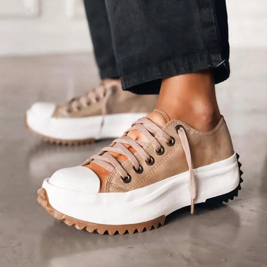 Women's low-top platform sneakers with lace-up front and chunky lugged sole – Brown