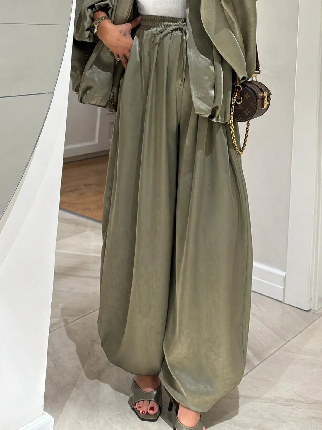 Women's oversized denim jacket with front closure and drawstring wide-leg pants