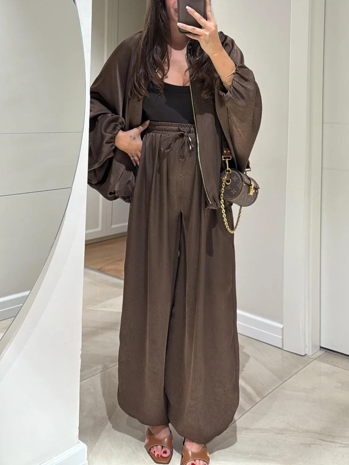 Women's oversized denim jacket with front closure and drawstring wide-leg pants